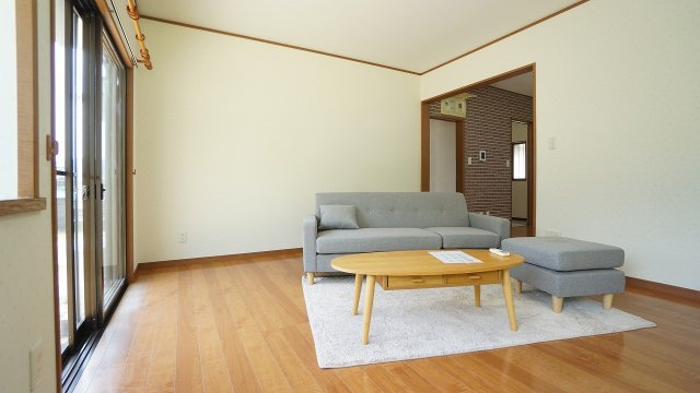 【居間・リビング】 | 可部東５丁目　6ＬＤＫ、ＤＫ＋3Ｓ＋大駐車場つき戸建て | ☆１Ｆの８帖リビング洋室
日当たり良好なひろびろ空間♪