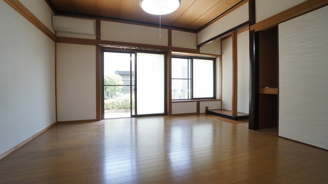 【和室】 | 可部東５丁目　6ＬＤＫ、ＤＫ＋3Ｓ＋大駐車場つき戸建て | ☆１Ｆの８帖和風フローリング
日当たり良好な癒される空間♪