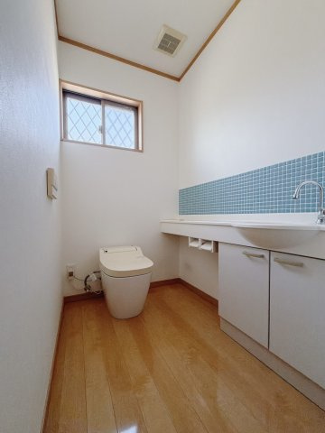 【中古戸建】太田市大原町のトイレ|■トイレ｜1階と2階にトイレがございます♪壁には小物を置けるスペースがあるのでトイレットペーパーのストックを置いておくのにも便利です♪写真などを飾ってもおしゃれですね♪
