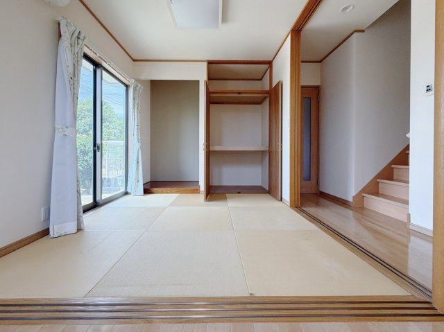 【中古戸建】太田市大原町の和室|■和室｜「続き間の和室」は子育て世代にこそ適しています。お子様のお昼寝スペースや、洗濯物をたたむのに便利です。客間やリビングの延長としても使えます。