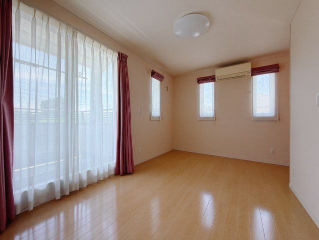 【中古戸建】太田市大原町の洋室|■洋室｜広い寝室ならインテリアも自由自在にお楽しみいただけます♪お外から帰ってきた後は寝室でゆっくり自分の時間をお過ごしください。