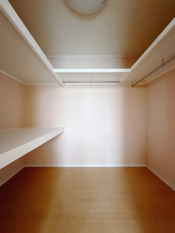 【中古戸建】太田市大原町の収納|■WIC｜主寝室には夢のウォークインがございます♪お洋服やバッグだけでなく、増えていくお洋服やご家族での思い出の品もしっかりと収納します( ＾＾ )