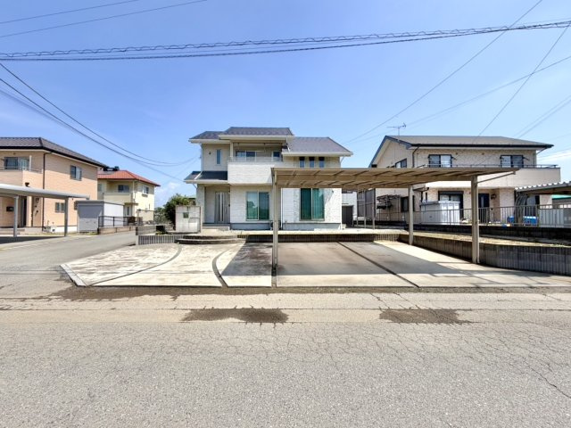 【中古戸建】太田市大原町の外観|■外観｜角地に位置しているため開放感があり、日当たりや風通しも良好で、快適な生活環境が整っています♪