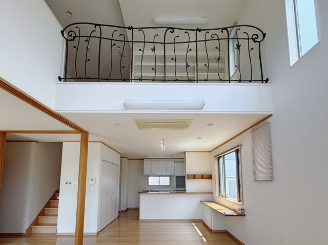 【中古戸建】太田市大原町の居間・リビング|■リビング｜家族が集まる団らんのひととき、ひとりでリラックスしたい夜、ゲストを招いてわいわい過ごす休日、どんなシーンにも対応できるリビングです。