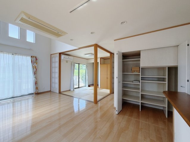【中古戸建】太田市大原町の居間・リビング|■リビング｜窓から射し込む陽射しが縦横に広がり、あたたかな空間を形作ります♪木目のきれいなフローリングとシンプルな壁紙は、一日中家に居ても飽きることなく過ごすことができる素敵な空間です♪