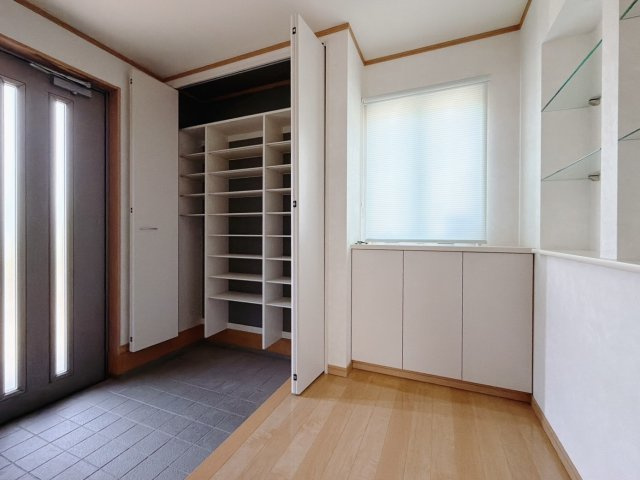 【中古戸建】太田市大原町の玄関|■玄関｜太陽の光をたっぷり採り込む南玄関☆ご家族の靴がたくさんしまえる下駄箱付き。お子様の靴がこれから増えても安心な大きさです。