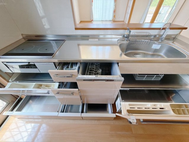 【中古戸建】太田市大原町のキッチン|■キッチン｜家事が助かる食器洗浄乾燥機付き♪全スライド式収納キッチンはお皿や鍋の出し入れもラクラクです（＾＾）！