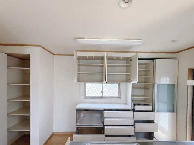 【中古戸建】太田市大原町のキッチン|■キッチン｜何かと散らかりがちなキッチン…備え付けの収納たっぷりカップボードは嬉しいですね♪いつでもスッキリとお片付け上手に！！