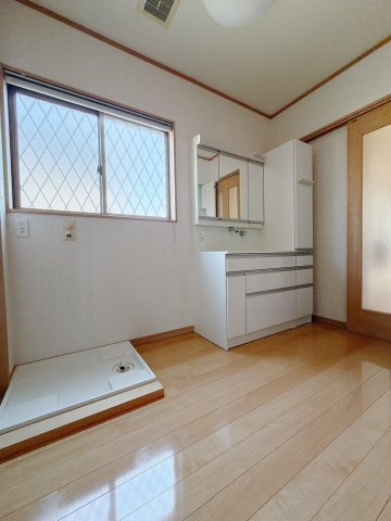 【中古戸建】太田市大原町の独立洗面台|■洗面室｜洗濯機を置いてもゆとりある広さの洗面脱衣室です♪三面鏡の洗面化粧台は収納豊富でスキンケア用品も家族分収納可能♪洗剤などの買い置きもしまえます♪