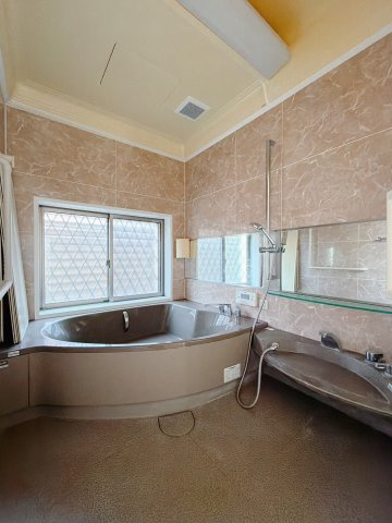 【中古戸建】太田市大原町の浴室|■浴室｜まるでホテルのような浴室♪1日の疲れを癒す、ゆったりとしたバスタイムをぜひお過ごしください(*＾＾*)大きな窓付きで嬉しい♪