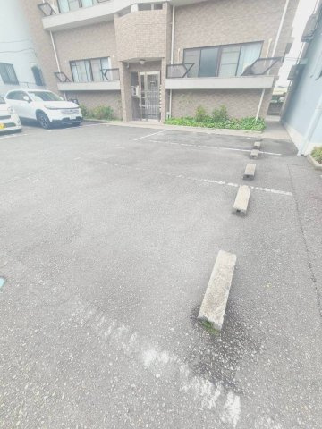 能登六番館WESTの駐車場