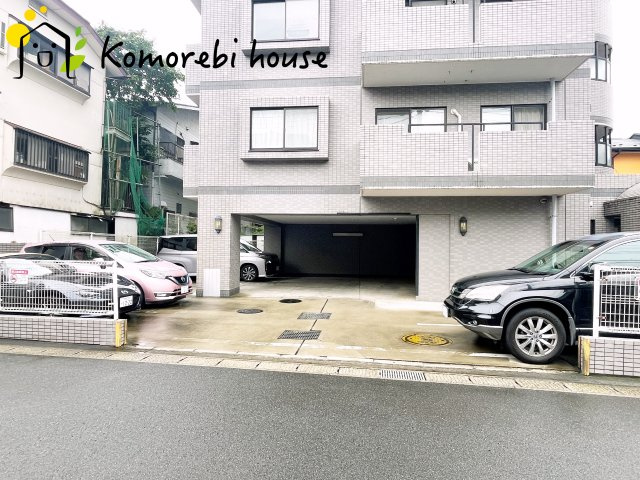 ワコーレ大宮宮原の駐車場|駐車場があるので、車を買う予定の方も安心です