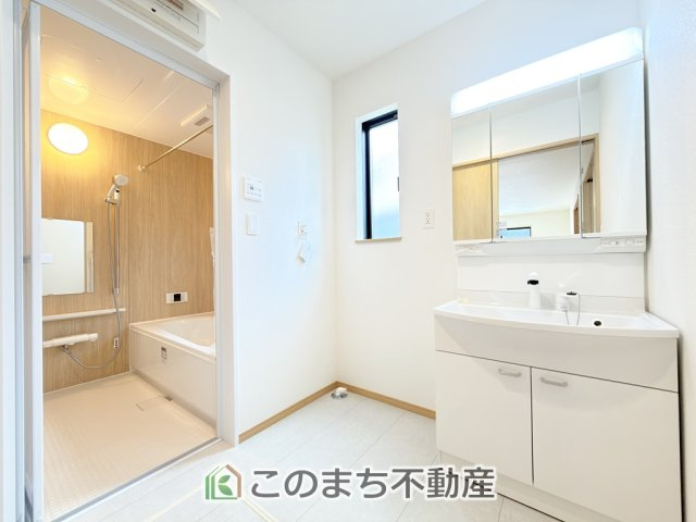 ハートフルタウン宇都宮市泉が丘7丁目2565番の洗面所|シャンプードレッサーで朝の身支度♪伸びるホースでお掃除も簡単清潔です！