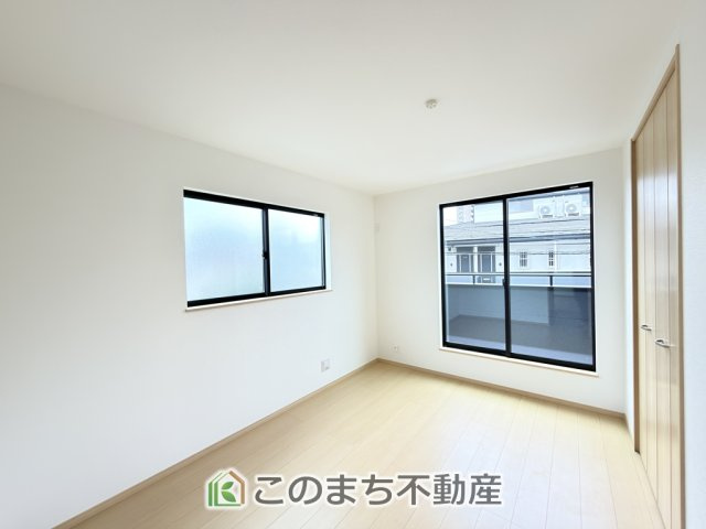 ハートフルタウン宇都宮市泉が丘7丁目2565番の洋室|お子様のお昼寝にも便利な洋室です。大きな窓から暖かな日差しが差し込みます♪