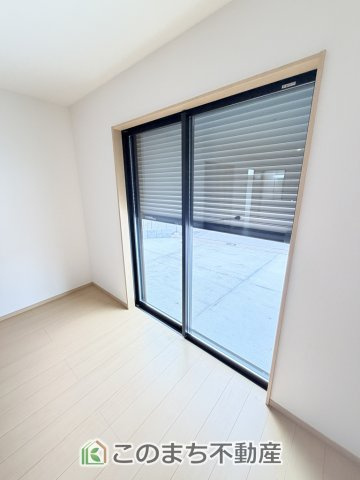 ハートフルタウン宇都宮市泉が丘7丁目2565番の設備|防犯性と断熱性に優れたシャッター雨戸を備えており、台風時や長期不在時にも安心。室内からそのまま外へ出られる便利な動線も魅力です。
