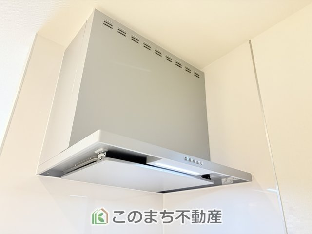ハートフルタウン宇都宮市泉が丘7丁目2565番のキッチン|キッチンには床下収納を備え、食品や日用品のストック収納に便利。すっきり片付く使い勝手の良い設備です。
