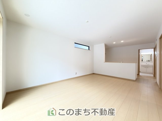 ハートフルタウン宇都宮市泉が丘7丁目2565番の居間・リビング|開放感のある広々としたリビング☆家族みんなでゆったりくつろげます♪
南側から暖かな日差しが差し込みます♪キッチンからリビングの様子がよく見渡せます☆