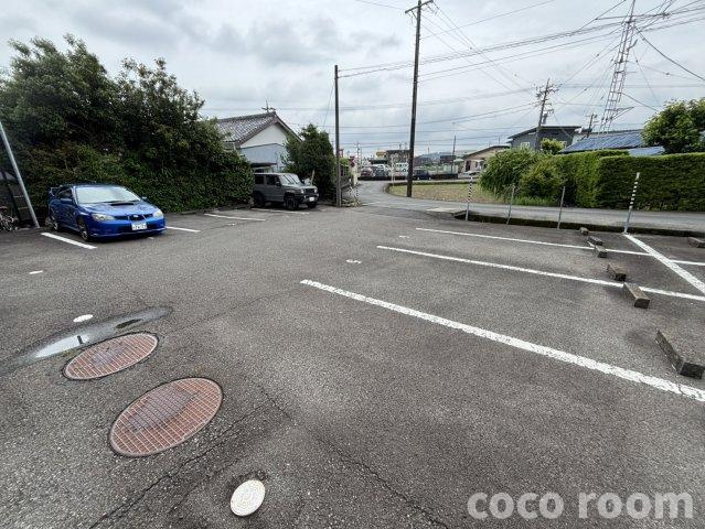 ドミールＤの駐車場