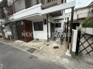 【その他】 | 伊丹市鈴原町９丁目オーナーチェンジ物件 | 玄関横には少しスペースが有るので、自転車やバイクが停めれます！！