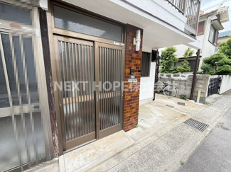 【玄関】 | 伊丹市鈴原町９丁目オーナーチェンジ物件 | 玄関扉は引き違い戸です♪出入りする時に場所を取りません。