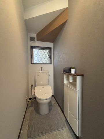 【トイレ】 | 田能4丁目中古戸建 | 1階トイレです。2026年6月リフォームにて温水洗浄便座を新調しました。