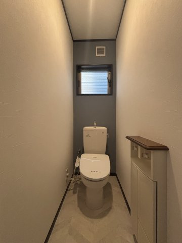 【トイレ】 | 田能4丁目中古戸建 | 2階トイレです。2026年6月リフォームにて温水洗浄便座を新調しました。