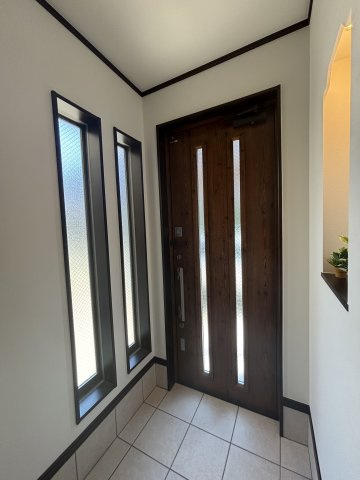 【玄関】 | 田能4丁目中古戸建 | 自然光が差し込む明るい玄関。収納豊富なシューズボックスを備えています。