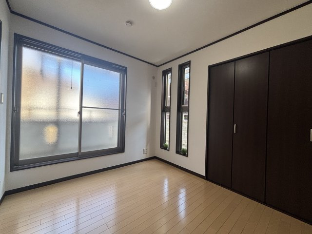 【洋室】 | 田能4丁目中古戸建 | 南側約5.2帖の洋室。クローゼット付きで、バルコニーに面した明るいお部屋です。