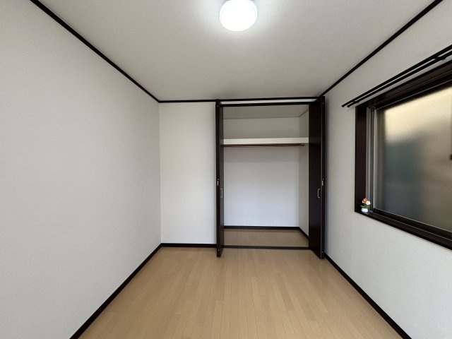【収納】 | 田能4丁目中古戸建 | 洋室に設けられたクローゼット。衣類や荷物をすっきり収納できます。