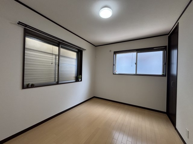 【洋室】 | 田能4丁目中古戸建 | 北側約6帖の洋室です。2面採光を確保し、明るく風通しの良いお部屋です。クローゼットも備えています。