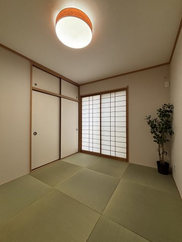 【和室】 | 田能4丁目中古戸建 | 障子と琉球風畳が調和する和室。2面採光で風通しも良好です。