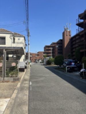 【前面道路含む現地写真】 | 田能4丁目中古戸建 | 南側約4.8mの公道に接しています。陽当たりの良い立地です。