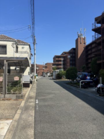 【前面道路含む現地写真】 | 田能4丁目中古戸建 | 南側約4.8mの公道に接しています。陽当たりの良い立地です。