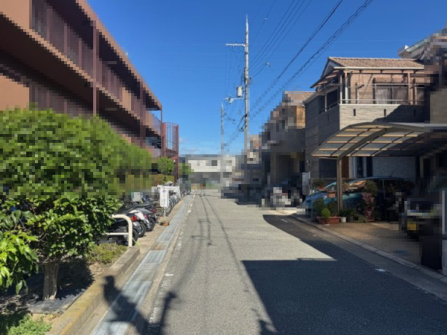 【前面道路含む現地写真】 | 田能4丁目中古戸建 | 南側約4.8mの公道に接しています。陽当たりの良い立地です。