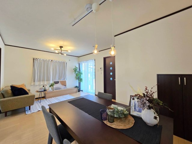 【居間・リビング】 | 田能4丁目中古戸建 | 明るく開放的なLDKです。レンタル家具を配置し、生活空間をイメージしやすくしています。
