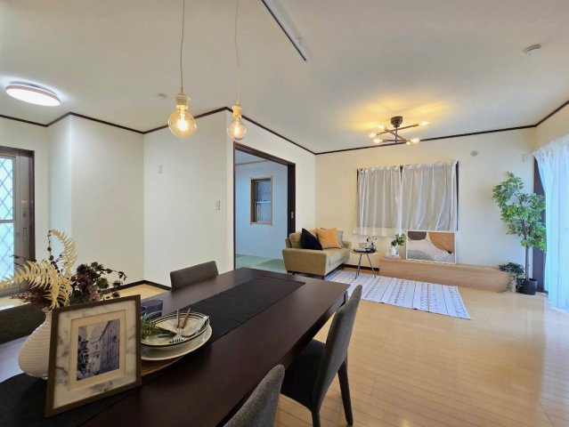 【居間・リビング】 | 田能4丁目中古戸建 | 明るく開放的なLDKです。レンタル家具を配置し、生活空間をイメージしやすくしています。