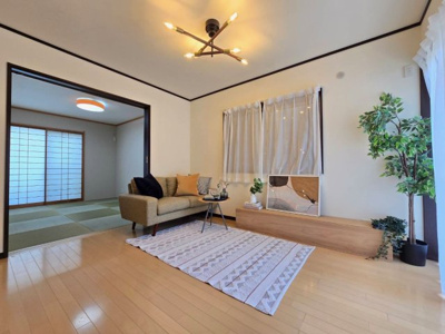 【居間・リビング】 | 田能4丁目中古戸建 | 明るく開放的なLDKです。レンタル家具を配置し、生活空間をイメージしやすくしています。