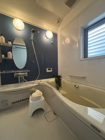 【浴室】 | 田能4丁目中古戸建 | ブルーのアクセントパネルを採用した浴室。追い焚き機能やミストサウナを備え、快適なバスタイムをお楽しみいただけます。