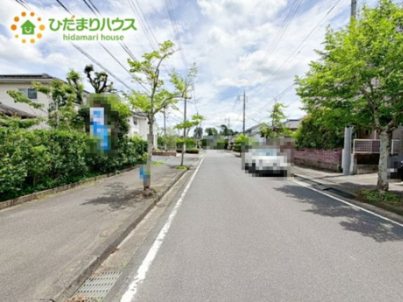 【前面道路含む現地写真】 | 石岡市南台1丁目　中古戸建 | 繁華街のようなにぎやかさがないため、車の音や話し声が少なく、静かな生活を望む人に適している閑静な住宅地！