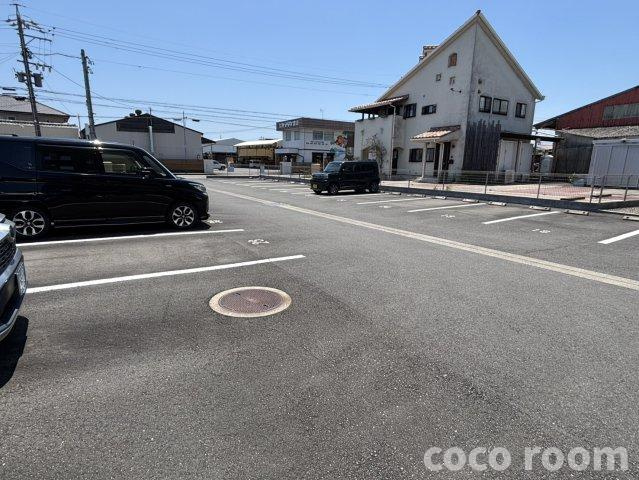 グレイスリー緑町の駐車場