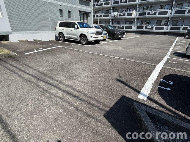 カームヒルズＮの駐車場