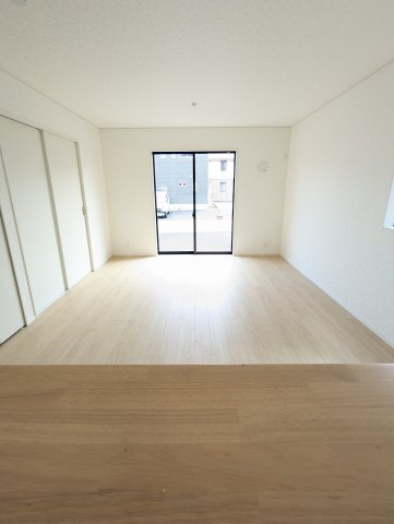 水戸市平須町　第8の居間・リビング|キッチンから見たリビングです。リビングは家族皆が集まる場所～家族会議からお子様の日々の成長を感じられる場所です