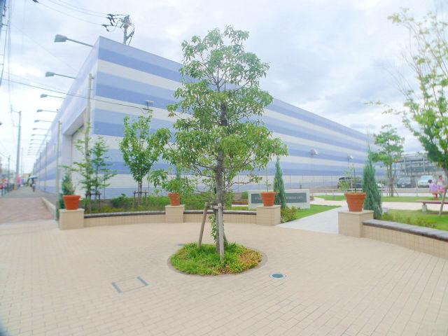 近隣商業施設や中心地へのアクセス良好な立地♪敷地内の植栽の連なりが作り出す美しい景観も演出しております♪