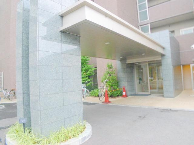 フジ藤原店まで約300ｍ♪駐車スペースが広く、敷地内に銀行と家電量販店もあり、日用品の買い物に便利です♪