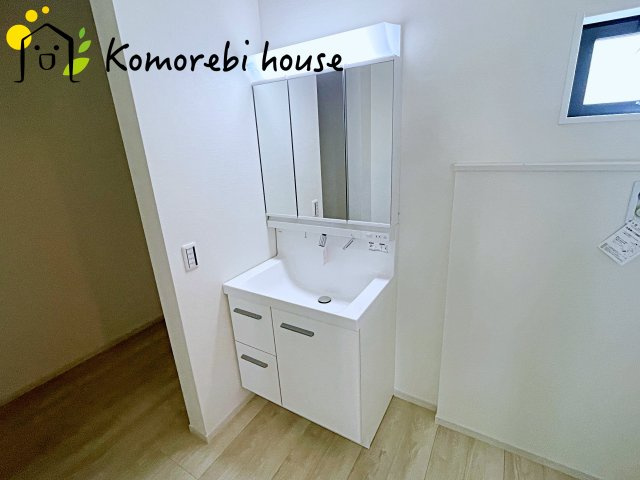 上尾市本町　6期　新築一戸建て　KEIAI GRACE　02の独立洗面台|独立洗面台あり、毎朝おしゃれに忙しい女性の方におすすめです