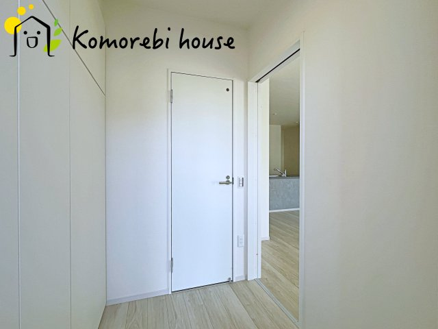 上尾市本町　6期　新築一戸建て　KEIAI GRACE　02の玄関|明るい玄関です