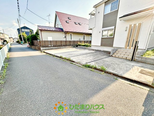 幸手市北３丁目　中古一戸建ての前面道路含む現地写真