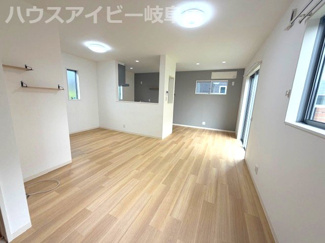 【居間・リビング】 | 岐阜市茜部本郷！築9年中古住宅！水回りなどリフォーム歴あり！人工芝のお庭スペースあります♪ | 岐阜市茜部本郷！築9年中古住宅！水回りなどリフォーム歴あり！人工芝のお庭スペースあります♪
