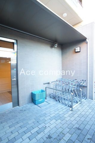 【その他共用部分】 | セントパークス平野公園 | マンション勝手口に隣接スーパー「サンエー平野店」の専用カート置場があります！スーパーからカートを押してマンションまで帰って来れますよ♪