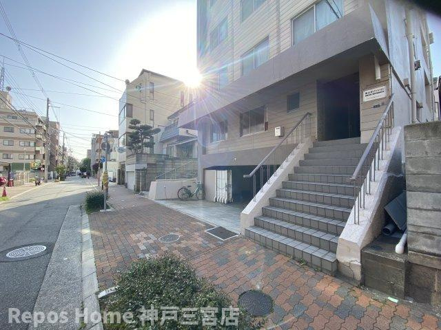 新山本マンションのエントランス